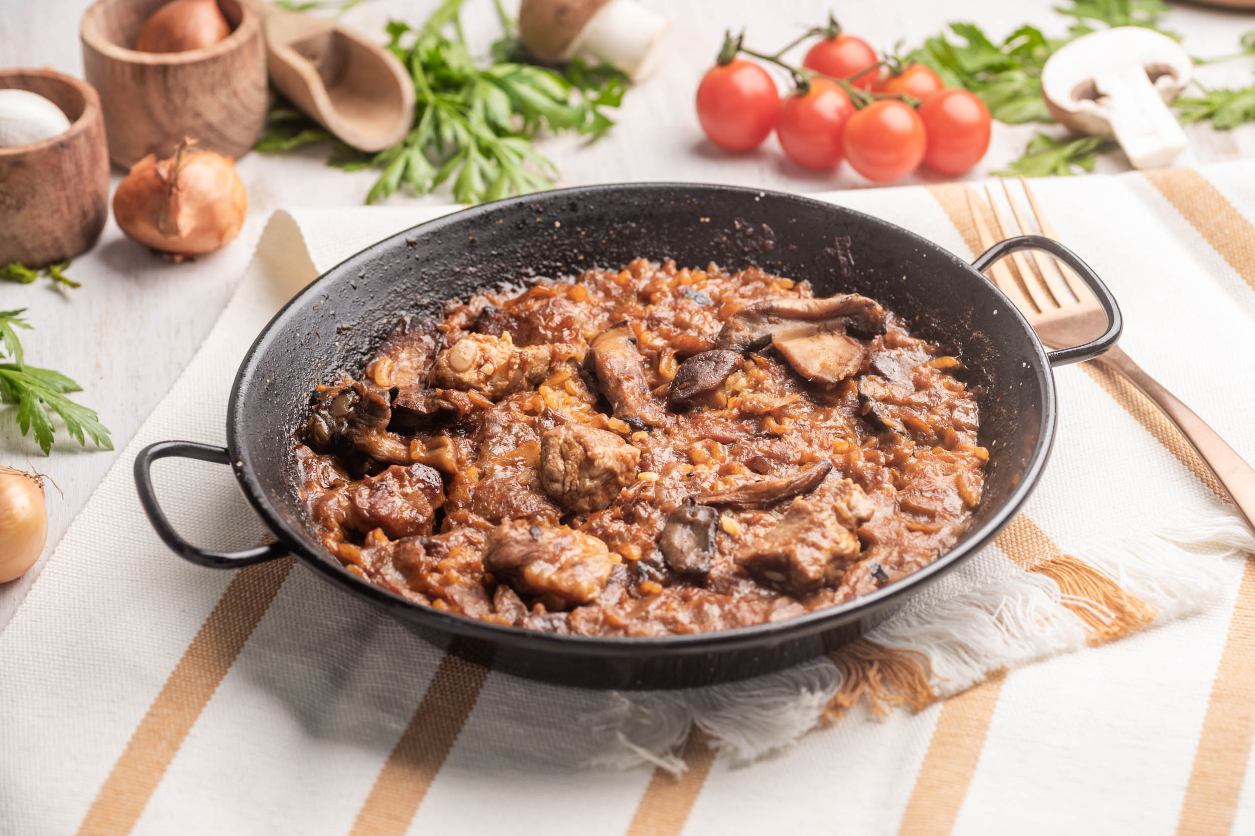 Arroz de montaña con costilla, salchicha y setas